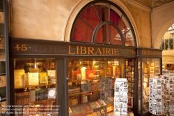 Viennaslide-05341247 Die Galerie Vivienne ist eine überdachte Ladenpassage mit Glasdach aus der ersten Hälfte des 19. Jahrhunderts im 2. Arrondissement in Paris. Die Galerie Vivienne ist ein schützenswertes Denkmal (monument historique). Die Galerie Vivienne wurde 1823 im Auftrag des Präsidenten der Notarkammer Marchoux erbaut. Der Architekt François Jean Delannoy entwarf ein Dekor im neoklassizistischen Stil mit pompeijanischer Malerei, Bodenmosaiken und Spiegel.