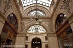 Viennaslide-05341248 Die Galerie Vivienne ist eine überdachte Ladenpassage mit Glasdach aus der ersten Hälfte des 19. Jahrhunderts im 2. Arrondissement in Paris. Die Galerie Vivienne ist ein schützenswertes Denkmal (monument historique). Die Galerie Vivienne wurde 1823 im Auftrag des Präsidenten der Notarkammer Marchoux erbaut. Der Architekt François Jean Delannoy entwarf ein Dekor im neoklassizistischen Stil mit pompeijanischer Malerei, Bodenmosaiken und Spiegel.