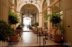 Viennaslide-05341249 Die Galerie Vivienne ist eine überdachte Ladenpassage mit Glasdach aus der ersten Hälfte des 19. Jahrhunderts im 2. Arrondissement in Paris. Die Galerie Vivienne ist ein schützenswertes Denkmal (monument historique). Die Galerie Vivienne wurde 1823 im Auftrag des Präsidenten der Notarkammer Marchoux erbaut. Der Architekt François Jean Delannoy entwarf ein Dekor im neoklassizistischen Stil mit pompeijanischer Malerei, Bodenmosaiken und Spiegel.