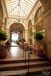 Viennaslide-05341250 Die Galerie Vivienne ist eine überdachte Ladenpassage mit Glasdach aus der ersten Hälfte des 19. Jahrhunderts im 2. Arrondissement in Paris. Die Galerie Vivienne ist ein schützenswertes Denkmal (monument historique). Die Galerie Vivienne wurde 1823 im Auftrag des Präsidenten der Notarkammer Marchoux erbaut. Der Architekt François Jean Delannoy entwarf ein Dekor im neoklassizistischen Stil mit pompeijanischer Malerei, Bodenmosaiken und Spiegel.