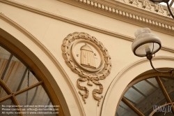 Viennaslide-05341251 Die Galerie Vivienne ist eine überdachte Ladenpassage mit Glasdach aus der ersten Hälfte des 19. Jahrhunderts im 2. Arrondissement in Paris. Die Galerie Vivienne ist ein schützenswertes Denkmal (monument historique). Die Galerie Vivienne wurde 1823 im Auftrag des Präsidenten der Notarkammer Marchoux erbaut. Der Architekt François Jean Delannoy entwarf ein Dekor im neoklassizistischen Stil mit pompeijanischer Malerei, Bodenmosaiken und Spiegel.