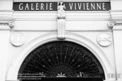 Viennaslide-05341262 Die Galerie Vivienne ist eine überdachte Ladenpassage mit Glasdach aus der ersten Hälfte des 19. Jahrhunderts im 2. Arrondissement in Paris. Die Galerie Vivienne ist ein schützenswertes Denkmal (monument historique). Die Galerie Vivienne wurde 1823 im Auftrag des Präsidenten der Notarkammer Marchoux erbaut. Der Architekt François Jean Delannoy entwarf ein Dekor im neoklassizistischen Stil mit pompeijanischer Malerei, Bodenmosaiken und Spiegel.