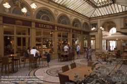 Viennaslide-05341263 Die Galerie Vivienne ist eine überdachte Ladenpassage mit Glasdach aus der ersten Hälfte des 19. Jahrhunderts im 2. Arrondissement in Paris. Die Galerie Vivienne ist ein schützenswertes Denkmal (monument historique). Die Galerie Vivienne wurde 1823 im Auftrag des Präsidenten der Notarkammer Marchoux erbaut. Der Architekt François Jean Delannoy entwarf ein Dekor im neoklassizistischen Stil mit pompeijanischer Malerei, Bodenmosaiken und Spiegel.