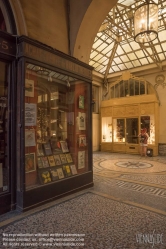 Viennaslide-05341267 Die Galerie Vivienne ist eine überdachte Ladenpassage mit Glasdach aus der ersten Hälfte des 19. Jahrhunderts im 2. Arrondissement in Paris. Die Galerie Vivienne ist ein schützenswertes Denkmal (monument historique). Die Galerie Vivienne wurde 1823 im Auftrag des Präsidenten der Notarkammer Marchoux erbaut. Der Architekt François Jean Delannoy entwarf ein Dekor im neoklassizistischen Stil mit pompeijanischer Malerei, Bodenmosaiken und Spiegel.