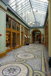 Viennaslide-05341268 Die Galerie Vivienne ist eine überdachte Ladenpassage mit Glasdach aus der ersten Hälfte des 19. Jahrhunderts im 2. Arrondissement in Paris. Die Galerie Vivienne ist ein schützenswertes Denkmal (monument historique). Die Galerie Vivienne wurde 1823 im Auftrag des Präsidenten der Notarkammer Marchoux erbaut. Der Architekt François Jean Delannoy entwarf ein Dekor im neoklassizistischen Stil mit pompeijanischer Malerei, Bodenmosaiken und Spiegel.