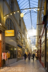 Viennaslide-05341405 Die Passage de Choiseul ist eine überdachte Ladenpassage mit Glasdach aus der ersten Hälfte des 19. Jahrhunderts im 2. Arrondissement in Paris. Die Passage de Choiseul ist ein schützenswertes Denkmal.