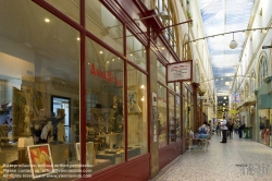 Viennaslide-05341406 Die Passage de Choiseul ist eine überdachte Ladenpassage mit Glasdach aus der ersten Hälfte des 19. Jahrhunderts im 2. Arrondissement in Paris. Die Passage de Choiseul ist ein schützenswertes Denkmal.