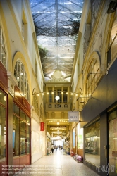 Viennaslide-05341410 Die Passage de Choiseul ist eine überdachte Ladenpassage mit Glasdach aus der ersten Hälfte des 19. Jahrhunderts im 2. Arrondissement in Paris. Die Passage de Choiseul ist ein schützenswertes Denkmal.