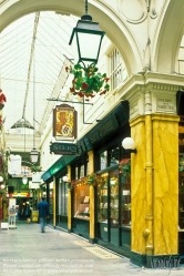 Viennaslide-05341501 Die Passage des Panoramas ist eine überdachten Ladenpassage in Parisim 2. Arrondissement, zwischen dem Boulevard Montmartre im Norden und der Rue Saint-Martin im Süden. Die Passage ist eine wichtige Adresse für Philatelisten.