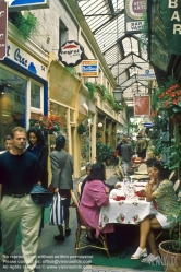 Viennaslide-05341505 Die Passage des Panoramas ist eine überdachten Ladenpassage in Parisim 2. Arrondissement, zwischen dem Boulevard Montmartre im Norden und der Rue Saint-Martin im Süden. Die Passage ist eine wichtige Adresse für Philatelisten.