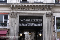 Viennaslide-05341721 Die Passage Verdeau befindet sich zwischen der Rue de la Grange Batelière Nr. 6 und der Rue du Faubourg Montmartre Nr. 31 bis, in einem gemischten Wohn- Geschäftsviertel in der Nähe der Grands Boulevards. Die Passage Verdeau, benannt nach einem der Bauherren, der mit anderen zusammen auch die Passage Jouffroy erbauen ließ, wurde 1847 eröffnet.