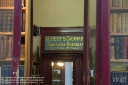 Viennaslide-05341722 Die Passage Verdeau befindet sich zwischen der Rue de la Grange Batelière Nr. 6 und der Rue du Faubourg Montmartre Nr. 31 bis, in einem gemischten Wohn- Geschäftsviertel in der Nähe der Grands Boulevards. Die Passage Verdeau, benannt nach einem der Bauherren, der mit anderen zusammen auch die Passage Jouffroy erbauen ließ, wurde 1847 eröffnet.