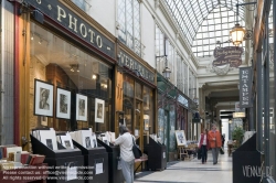 Viennaslide-05341726 Die Passage Verdeau befindet sich zwischen der Rue de la Grange Batelière Nr. 6 und der Rue du Faubourg Montmartre Nr. 31 bis, in einem gemischten Wohn- Geschäftsviertel in der Nähe der Grands Boulevards. Die Passage Verdeau, benannt nach einem der Bauherren, der mit anderen zusammen auch die Passage Jouffroy erbauen ließ, wurde 1847 eröffnet.