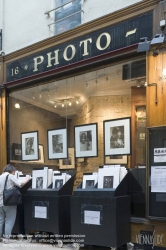 Viennaslide-05341727 Die Passage Verdeau befindet sich zwischen der Rue de la Grange Batelière Nr. 6 und der Rue du Faubourg Montmartre Nr. 31 bis, in einem gemischten Wohn- Geschäftsviertel in der Nähe der Grands Boulevards. Die Passage Verdeau, benannt nach einem der Bauherren, der mit anderen zusammen auch die Passage Jouffroy erbauen ließ, wurde 1847 eröffnet.