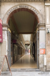 Viennaslide-05341922 Die Passage Bourg-l’Abbé – ihr Name kommt von dem ehemaligen Kloster St-Martin-des-Champs – befindet sich zwischen 120, rue Saint-Denis und 3, rue de Palestro in einem gemischten Wohn- und Geschäftsviertel in der Nähe der Grands Boulevards. Diese kurze Passage wurde 1828 erbaut nach den Plänen des Architekten Auguste Lusson.