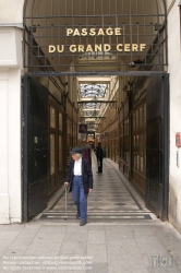 Viennaslide-05342021 Die Passage du Grand-Cerf ist eine überdachte Ladenpassage mit Glasdach aus der ersten Hälfte des 19. Jahrhunderts im 2. Arrondissement in Paris. Die Passage du Grand-Cerf befindet sich zwischen 10, rue Dussoubs und 145, rue Saint-Denis, in einem gemischten Wohn- und Geschäftsviertel in der Nähe der Grands Boulevards