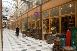 Viennaslide-05342030 Die Passage du Grand-Cerf ist eine überdachte Ladenpassage mit Glasdach aus der ersten Hälfte des 19. Jahrhunderts im 2. Arrondissement in Paris. Die Passage du Grand-Cerf befindet sich zwischen 10, rue Dussoubs und 145, rue Saint-Denis, in einem gemischten Wohn- und Geschäftsviertel in der Nähe der Grands Boulevards