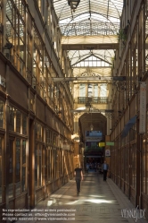 Viennaslide-05342032 Die Passage du Grand-Cerf ist eine überdachte Ladenpassage mit Glasdach aus der ersten Hälfte des 19. Jahrhunderts im 2. Arrondissement in Paris. Die Passage du Grand-Cerf befindet sich zwischen 10, rue Dussoubs und 145, rue Saint-Denis, in einem gemischten Wohn- und Geschäftsviertel in der Nähe der Grands Boulevards