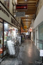 Viennaslide-05342249 Die Passage du Caire, nach der Stadt Kairo benannt, ist eine überdachte Ladenpassage mit Glasdach aus dem Ende des 18. Jahrhunderts im 2. Arrondissement in Paris. Die Passage du Caire ist ein schützenswertes Denkmal.