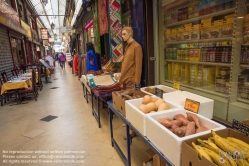 Viennaslide-05342503 Die Passage Brady ist eine überdachte Ladenpassage aus dem 19. Jahrhundert im 10. Arrondissement von Paris. Die Passage Brady befindet sich zwischen 46, rue du Faubourg-Saint-Denis und 33, Boulevard de Strasbourg, in einem gemischten Wohn- und Geschäftsviertel außerhalb der ehemaligen Stadtmauern, die im 17. Jahrhundert abgerissen wurden und an deren Stelle die Grands Boulevards geschaffen wurden