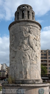 Viennaslide-05345405 Die beiden Brunnen sind das Werk der Architekten Pommier und Billards und des Bildhauers Paul Landowski. Sie wurden dort in den 30er Jahren installiert und ruhen auf einem Sockel mit vier kreisförmigen Stufen und einem kreisförmigen Sockel, der mit Tierkreiszeichen und Medaillons verziert ist und das Werk, die Künste und Szenen des Pariser Lebens symbolisiert. Die Nachtbeleuchtung hebt besonders die Becken hervor. Einer der Brunnen symbolisiert Paris mit Darstellungen von Denkmälern der Hauptstadt und der anderen der Seine.