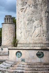 Viennaslide-05345410 Die beiden Brunnen sind das Werk der Architekten Pommier und Billards und des Bildhauers Paul Landowski. Sie wurden dort in den 30er Jahren installiert und ruhen auf einem Sockel mit vier kreisförmigen Stufen und einem kreisförmigen Sockel, der mit Tierkreiszeichen und Medaillons verziert ist und das Werk, die Künste und Szenen des Pariser Lebens symbolisiert. Die Nachtbeleuchtung hebt besonders die Becken hervor. Einer der Brunnen symbolisiert Paris mit Darstellungen von Denkmälern der Hauptstadt und der anderen der Seine.