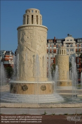 Viennaslide-05345412 Die beiden Brunnen sind das Werk der Architekten Pommier und Billards und des Bildhauers Paul Landowski. Sie wurden dort in den 30er Jahren installiert und ruhen auf einem Sockel mit vier kreisförmigen Stufen und einem kreisförmigen Sockel, der mit Tierkreiszeichen und Medaillons verziert ist und das Werk, die Künste und Szenen des Pariser Lebens symbolisiert. Die Nachtbeleuchtung hebt besonders die Becken hervor. Einer der Brunnen symbolisiert Paris mit Darstellungen von Denkmälern der Hauptstadt und der anderen der Seine.