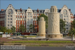 Viennaslide-05345420 Die beiden Brunnen sind das Werk der Architekten Pommier und Billards und des Bildhauers Paul Landowski. Sie wurden dort in den 30er Jahren installiert und ruhen auf einem Sockel mit vier kreisförmigen Stufen und einem kreisförmigen Sockel, der mit Tierkreiszeichen und Medaillons verziert ist und das Werk, die Künste und Szenen des Pariser Lebens symbolisiert. Die Nachtbeleuchtung hebt besonders die Becken hervor. Einer der Brunnen symbolisiert Paris mit Darstellungen von Denkmälern der Hauptstadt und der anderen der Seine.