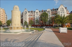 Viennaslide-05345421 Die beiden Brunnen sind das Werk der Architekten Pommier und Billards und des Bildhauers Paul Landowski. Sie wurden dort in den 30er Jahren installiert und ruhen auf einem Sockel mit vier kreisförmigen Stufen und einem kreisförmigen Sockel, der mit Tierkreiszeichen und Medaillons verziert ist und das Werk, die Künste und Szenen des Pariser Lebens symbolisiert. Die Nachtbeleuchtung hebt besonders die Becken hervor. Einer der Brunnen symbolisiert Paris mit Darstellungen von Denkmälern der Hauptstadt und der anderen der Seine.