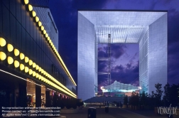 Viennaslide-05361401 Paris, La Defense, Grande Arche de La Defense, La Grande Arche de la Fraternité; Die Grande Arche wurde zwischen 1984 und 1989 auf Initiative des damaligen Präsidenten François Mitterrand gebaut, der in den 1980er Jahren durch viele monumentale Bauwerke das Stadtbild von Paris verändern ließ. Entworfen wurde die Grande Arche von Johan Otto von Spreckelsen und Paul Andreu. Von 425 Teilnehmern gewann von Spreckelsen den 1. Preis eines internationalen Wettbewerbs. Die Eröffnung der Grande Arche erfolgte am 14. Juli 1989 zur 200-Jahr-Feier der Französischen Revolution.