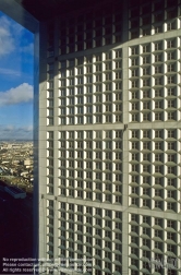 Viennaslide-05361408 Paris, La Defense, Grande Arche de La Defense, La Grande Arche de la Fraternité; Die Grande Arche wurde zwischen 1984 und 1989 auf Initiative des damaligen Präsidenten François Mitterrand gebaut, der in den 1980er Jahren durch viele monumentale Bauwerke das Stadtbild von Paris verändern ließ. Entworfen wurde die Grande Arche von Johan Otto von Spreckelsen und Paul Andreu. Von 425 Teilnehmern gewann von Spreckelsen den 1. Preis eines internationalen Wettbewerbs. Die Eröffnung der Grande Arche erfolgte am 14. Juli 1989 zur 200-Jahr-Feier der Französischen Revolution.