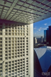 Viennaslide-05361409 Paris, La Defense, Grande Arche de La Defense, La Grande Arche de la Fraternité; Die Grande Arche wurde zwischen 1984 und 1989 auf Initiative des damaligen Präsidenten François Mitterrand gebaut, der in den 1980er Jahren durch viele monumentale Bauwerke das Stadtbild von Paris verändern ließ. Entworfen wurde die Grande Arche von Johan Otto von Spreckelsen und Paul Andreu. Von 425 Teilnehmern gewann von Spreckelsen den 1. Preis eines internationalen Wettbewerbs. Die Eröffnung der Grande Arche erfolgte am 14. Juli 1989 zur 200-Jahr-Feier der Französischen Revolution.