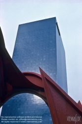Viennaslide-05361504 Paris, La Defense, L'araignée rouge (die rote Spinne) von Alexander Calder - Paris, La Defense, L'araignée rouge (The Red Spider) by Alexander Calder