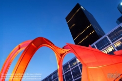 Viennaslide-05361593h Paris, La Defense, L'araignée rouge (die rote Spinne) von Alexander Calder - Paris, La Defense, L'araignée rouge (The Red Spider) by Alexander Calder