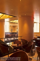 Viennaslide-05362207 Mit der Gestaltung des Cafe Costes 1984 am Pariser Square des Innocents, gelang dem Designer Philippe Starck der Aufstieg in die internationale Designer-Elite. Das Cafe schloss 1994.
