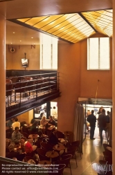 Viennaslide-05362216 Mit der Gestaltung des Cafe Costes 1984 am Pariser Square des Innocents, gelang dem Designer Philippe Starck der Aufstieg in die internationale Designer-Elite. Das Cafe schloss 1994.