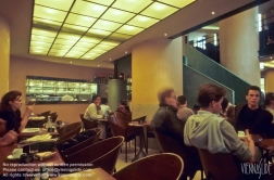 Viennaslide-05362218 Mit der Gestaltung des Cafe Costes 1984 am Pariser Square des Innocents, gelang dem Designer Philippe Starck der Aufstieg in die internationale Designer-Elite. Das Cafe schloss 1994.