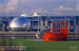 Viennaslide-05362501 La Géode wurde vom Architekten Adrien Fainsilber und dem Ingenieur Gérard Chamayou entworfen. Die geodätische Kuppel hat einen Durchmesser von 36 Metern und besteht aus 6.433 gleichseitigen Dreiecken aus poliertem Edelstahl , die die den Himmel reflektierende Kugel bilden.