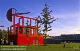 Viennaslide-05362502 Der Parc de la Villette ist der größte Park und die zweitgrößte Grünfläche von Paris. Er liegt im 19. Arrondissement und wird vom Canal de l’Ourcq durchquert. Die von Architekt Bernard Tschumi entworfene, 35 ha große Anlage wurde 1983 eröffnet.