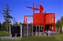 Viennaslide-05362503 Der Parc de la Villette ist der größte Park und die zweitgrößte Grünfläche von Paris. Er liegt im 19. Arrondissement und wird vom Canal de l’Ourcq durchquert. Die von Architekt Bernard Tschumi entworfene, 35 ha große Anlage wurde 1983 eröffnet.