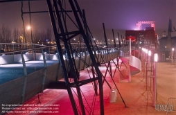 Viennaslide-05362515 Der Parc de la Villette ist der größte Park und die zweitgrößte Grünfläche von Paris. Er liegt im 19. Arrondissement und wird vom Canal de l’Ourcq durchquert. Die von Architekt Bernard Tschumi entworfene, 35 ha große Anlage wurde 1983 eröffnet.