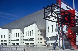 Viennaslide-05362530 Die Cité de la musique (französisch „Stadt der Musik“) ist ein Ensemble von Institutionen, die der Musik gewidmet sind. Sie ist Teil des Parc de la Villette – gelegen im Viertel La Villette, im 19. Arrondissement von Paris. Sie wurde vom Architekt Christian de Portzamparc erbaut und 1995 eingeweiht.