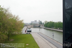 Viennaslide-05362532 Der Parc de la Villette ist der größte Park und die zweitgrößte Grünfläche von Paris. Er liegt im 19. Arrondissement und wird vom Canal de l’Ourcq durchquert. Die von Architekt Bernard Tschumi entworfene, 35 ha große Anlage wurde 1983 eröffnet.