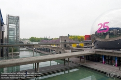 Viennaslide-05362533 Der Parc de la Villette ist der größte Park und die zweitgrößte Grünfläche von Paris. Er liegt im 19. Arrondissement und wird vom Canal de l’Ourcq durchquert. Die von Architekt Bernard Tschumi entworfene, 35 ha große Anlage wurde 1983 eröffnet.