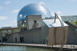 Viennaslide-05362547 La Géode wurde vom Architekten Adrien Fainsilber und dem Ingenieur Gérard Chamayou entworfen. Die geodätische Kuppel hat einen Durchmesser von 36 Metern und besteht aus 6.433 gleichseitigen Dreiecken aus poliertem Edelstahl , die die den Himmel reflektierende Kugel bilden.