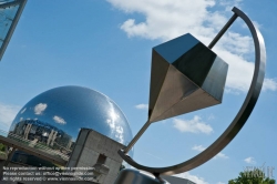 Viennaslide-05362548 Der Parc de la Villette ist der größte Park und die zweitgrößte Grünfläche von Paris. Er liegt im 19. Arrondissement und wird vom Canal de l’Ourcq durchquert. Die von Architekt Bernard Tschumi entworfene, 35 ha große Anlage wurde 1983 eröffnet.