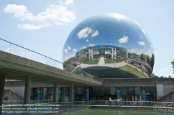 Viennaslide-05362552 La Géode wurde vom Architekten Adrien Fainsilber und dem Ingenieur Gérard Chamayou entworfen. Die geodätische Kuppel hat einen Durchmesser von 36 Metern und besteht aus 6.433 gleichseitigen Dreiecken aus poliertem Edelstahl , die die den Himmel reflektierende Kugel bilden.