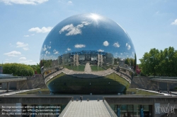 Viennaslide-05362553 La Géode wurde vom Architekten Adrien Fainsilber und dem Ingenieur Gérard Chamayou entworfen. Die geodätische Kuppel hat einen Durchmesser von 36 Metern und besteht aus 6.433 gleichseitigen Dreiecken aus poliertem Edelstahl , die die den Himmel reflektierende Kugel bilden.