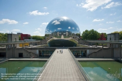 Viennaslide-05362554 La Géode wurde vom Architekten Adrien Fainsilber und dem Ingenieur Gérard Chamayou entworfen. Die geodätische Kuppel hat einen Durchmesser von 36 Metern und besteht aus 6.433 gleichseitigen Dreiecken aus poliertem Edelstahl , die die den Himmel reflektierende Kugel bilden.