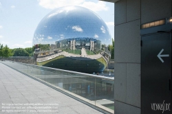 Viennaslide-05362559 La Géode wurde vom Architekten Adrien Fainsilber und dem Ingenieur Gérard Chamayou entworfen. Die geodätische Kuppel hat einen Durchmesser von 36 Metern und besteht aus 6.433 gleichseitigen Dreiecken aus poliertem Edelstahl , die die den Himmel reflektierende Kugel bilden.